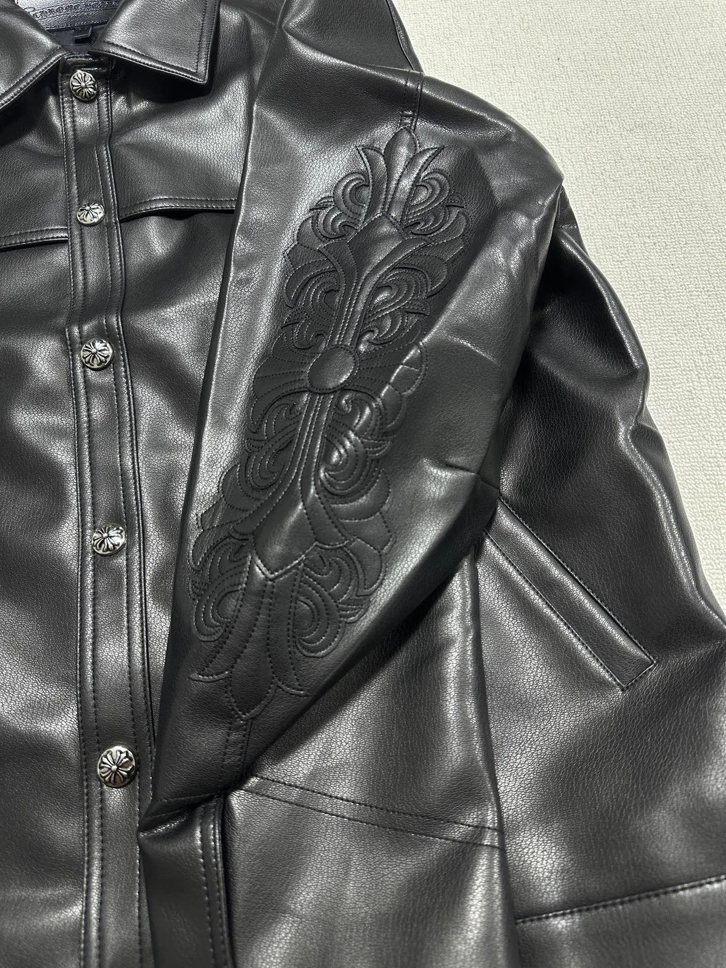P800 💰 Chrome Heart*/Chrome Heart 24SS CH double-sleeved flame vine embroidered leather jacket. Originally purchased for 84,300, the fabric is custom-woven using black pebbled composite two-layer sheepskin material, custom-made silk jacquard logo lining, embroidery is processed using TAJIMA machine, appliqué embroidery technology, back imported template machine shape, customized genuine leather trademark, customized genuine leather size, customized 5.8cm metal logo mark, customized 18mm four-button buckle, customized 18mm two-button button, a full set of three-label accessories, exclusively produced.  Size：S/M/L
